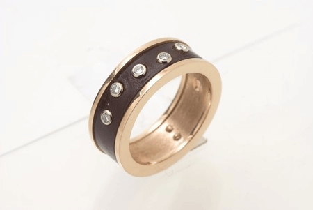 Золотое кольцо в коже