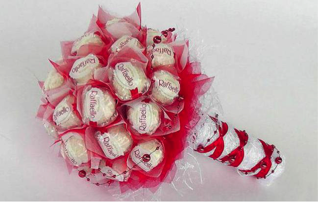 Популярные подарки из конфет своими руками в виде оригинальных композиций